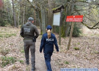 Służby kontrolują turystów na Ślęży