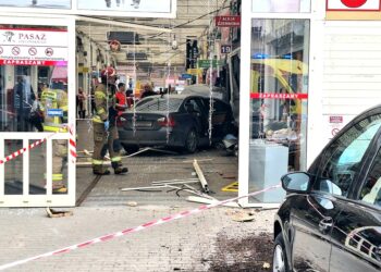 BMW wjechało do Pasażu Zielińskiego we Wrocławiu
