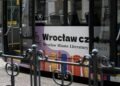 „Wrocław czyta”. Pisarki będą rozdawać książki w tramwaju.