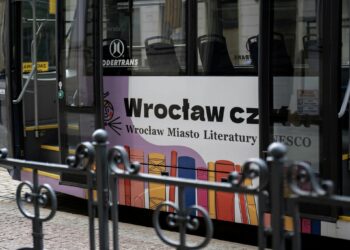 „Wrocław czyta”. Pisarki będą rozdawać książki w tramwaju.