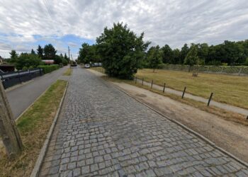 Dziury, chaos i brak parkingów. Trwa spór o okolice Cmentarza Klecińskiego