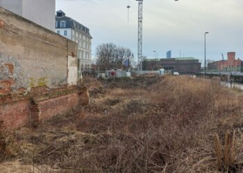 Deweloper zniknął, dziura została. Wrocławski magistrat przez lata biernie przyglądał się kompromitacji centrum miasta