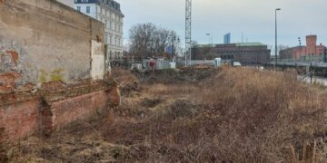 Deweloper zniknął, dziura została. Wrocławski magistrat przez lata biernie przyglądał się kompromitacji centrum miasta