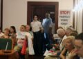 Awantura o krzyż i protest mieszkańców. Mimo kontrowersji prezydent Legnicy otrzymał absolutorium