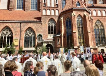 Tysiące wiernych przeszły przez Wrocław. Boże Ciało przypomniało o chrześcijańskich korzeniach miasta