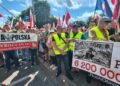 Polscy patrioci skuci pod pomnikiem ofiar wojny. Protest pod niemieckim konsulatem we Wrocławiu