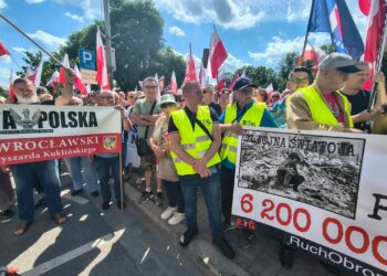 Polscy patrioci skuci pod pomnikiem ofiar wojny. Protest pod niemieckim konsulatem we Wrocławiu