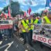 Polscy patrioci skuci pod pomnikiem ofiar wojny. Protest pod niemieckim konsulatem we Wrocławiu