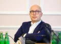 Kontrowersje wokół habilitacji wiceministra Roberta Kropiwnickiego. Pojawiają się pytania o procedurę i jakość pracy