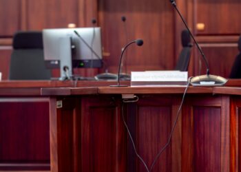 Komornik wyegzekwował pieniądze od niewłaściwej osoby. Sąd uchylił klauzulę, ale emeryt nadal czeka na zwrot
