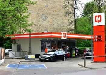 Rząd obniżył ceny paliw. Kierowcy: za późno. Niemcy ruszyli na stacje w Zgorzelcu