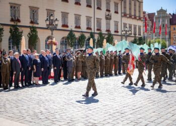 Święto Wojska Polskiego we Wrocławiu. Defilada, salwa honorowa i wojskowy sprzęt na Rynku