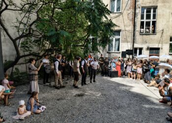 Wrocław zaśpiewał z Warszawą. Powstańcze pieśni zabrzmiały przy muralu na Komuny Paryskiej