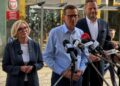 Morawiecki przed siedzibą KARR: miliony dla „swoich” zamiast dla powodzian. Rozwój Plus zapowiada kontrole