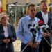 Morawiecki przed siedzibą KARR: miliony dla „swoich” zamiast dla powodzian. Rozwój Plus zapowiada kontrole