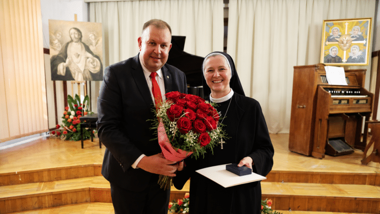 Odznaka „Zasłużony dla Województwa Dolnośląskiego” dla elżbietanek, fot. Archidiecezja Wrocławska