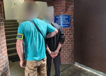 Policjant zauważył go przy bankomacie. 27-letni Ukrainiec aresztowany w sprawie oszustw