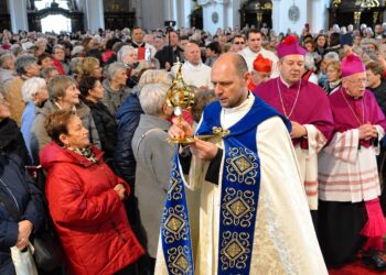 Proboszcz z Krzeszowa odsunięty, wierni protestują. W tle dwa śledztwa i spór z kurią