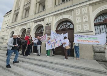 Wierni z Krzeszowa znów przed kurią. Biskup spotkał się z delegacją, ale decyzji nie zmienił
