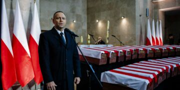 „Nie możemy zapomnieć”. 49 bohaterów pochowano z honorami we Wrocławiu. Prezydent Nawrocki oddał im hołd