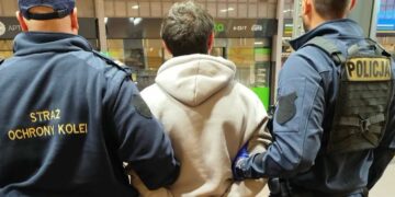 Pił alkohol przed Dworcem Głównym we Wrocławiu. Okazało się, że jest poszukiwany międzynarodowo