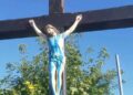 Trzeci atak na krzyż na wrocławskich Żernikach. Figurę Chrystusa oblano niebieską farbą