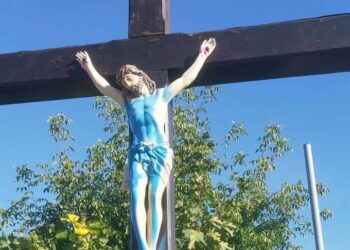 Trzeci atak na krzyż na wrocławskich Żernikach. Figurę Chrystusa oblano niebieską farbą