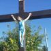Trzeci atak na krzyż na wrocławskich Żernikach. Figurę Chrystusa oblano niebieską farbą