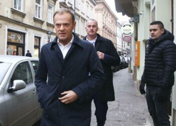 Groźby zamachu na Tuska. 66-latek zatrzymany na Dolnym Śląsku, a premier mimo ostrzeżenia poszedł pieszo na naradę