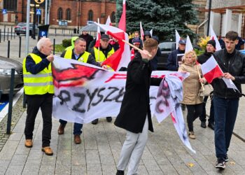 „Rząd nie stoi ponad prawem”. Manifestacja w Legnicy